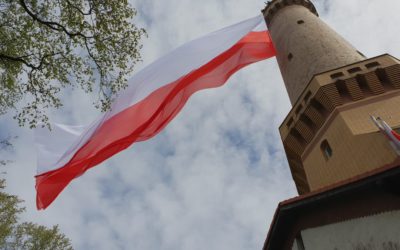 Biało-czerwona łopocząca na latarni morskiej